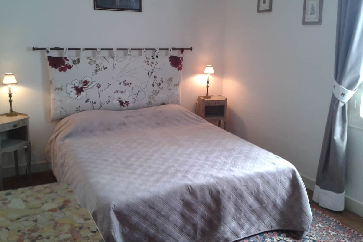 Room (Balzane) | Meja, katil bayi/kot (surcaj), Wi-fi percuma, cadar katil