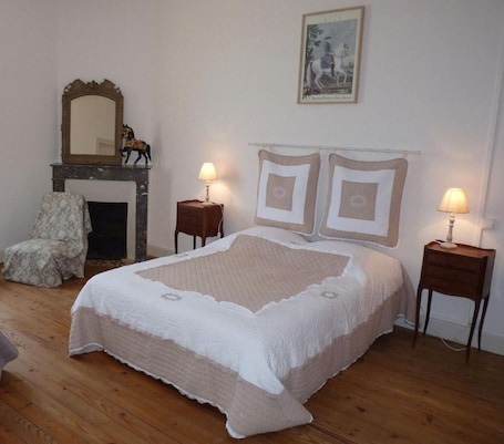 Desk, cots/infant beds, free WiFi. La Maison d'Amazone