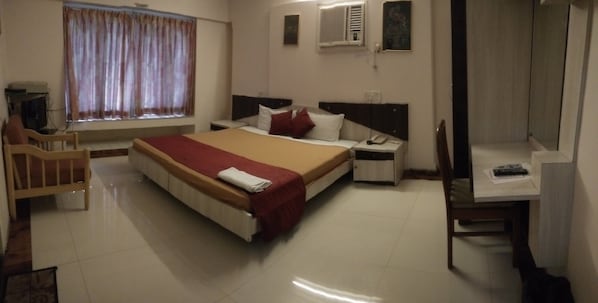 Quarto luxo | Cofres nos quartos, escrivaninha, ferros/tábuas de passar roupa