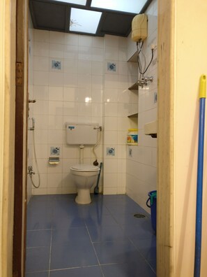 Quarto econômico | Banheiro | Chuveiro, produtos de toalete grátis