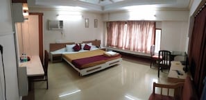 Quarto luxo | Cofres nos quartos, escrivaninha, ferros/tábuas de passar roupa