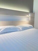 Escritorio, espacio para trabajar con laptop y cortinas blackout 