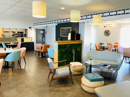 Se sirven desayunos, almuerzos, cenas y cocina francesa 