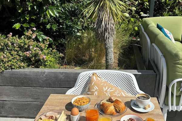 Daily continental breakfast (EUR 15 per person)