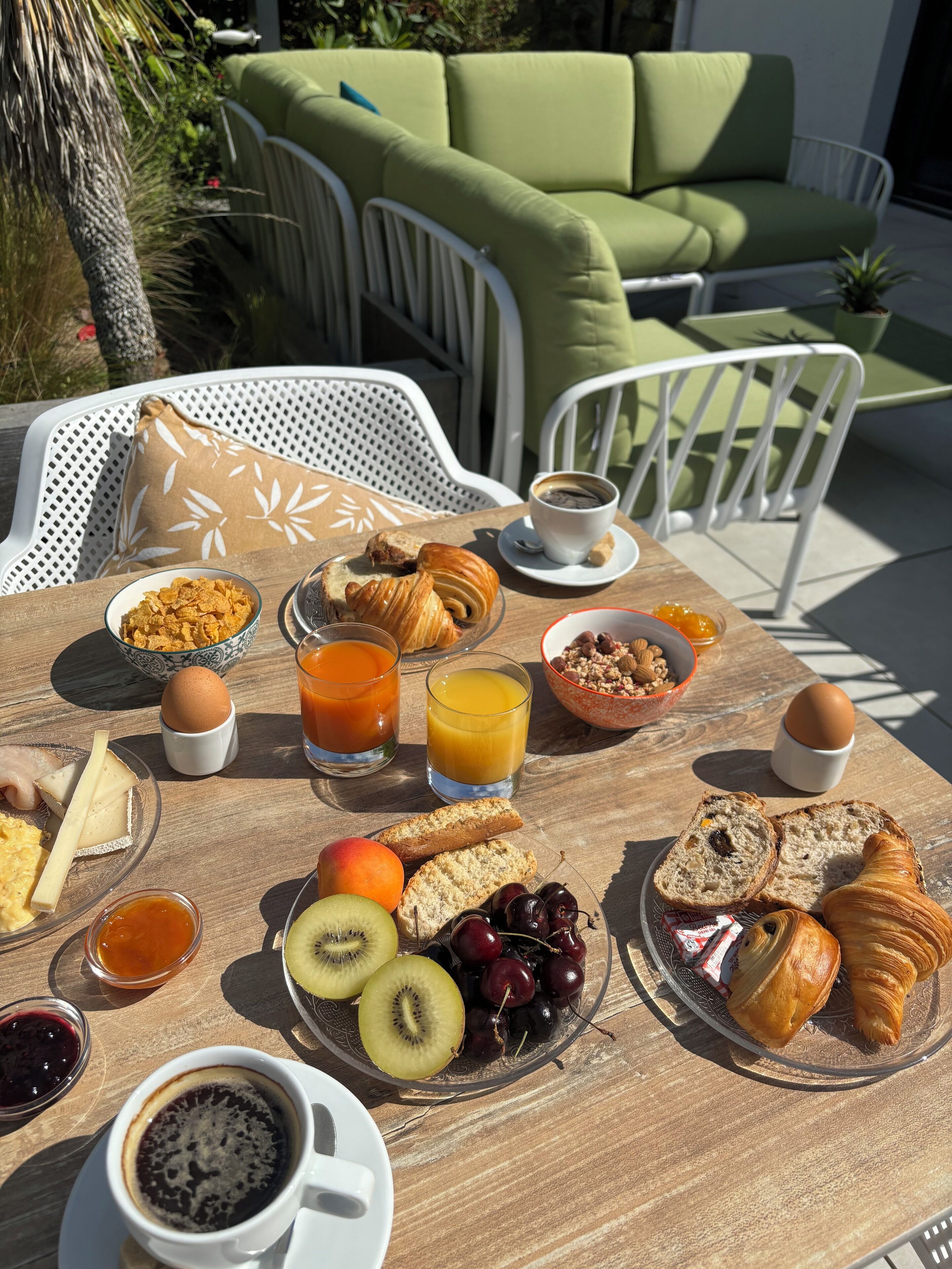 daily continental breakfast (eur 15 per person)
