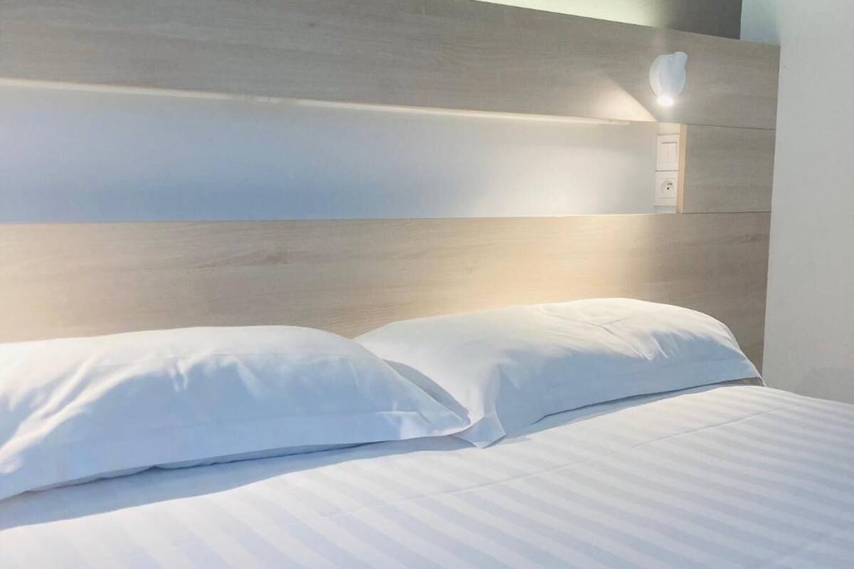 Escritorio, espacio para trabajar con laptop y cortinas blackout 