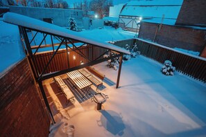 Voorkant accommodatie - avond/nacht