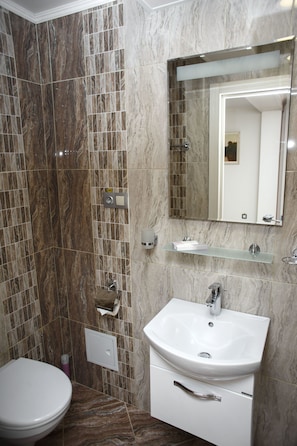 Standard Double Room Single Use, 1 Queen Bed | Bathroom | Shower, free toiletries