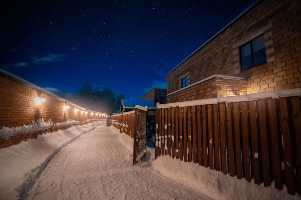 Voorkant accommodatie - avond/nacht