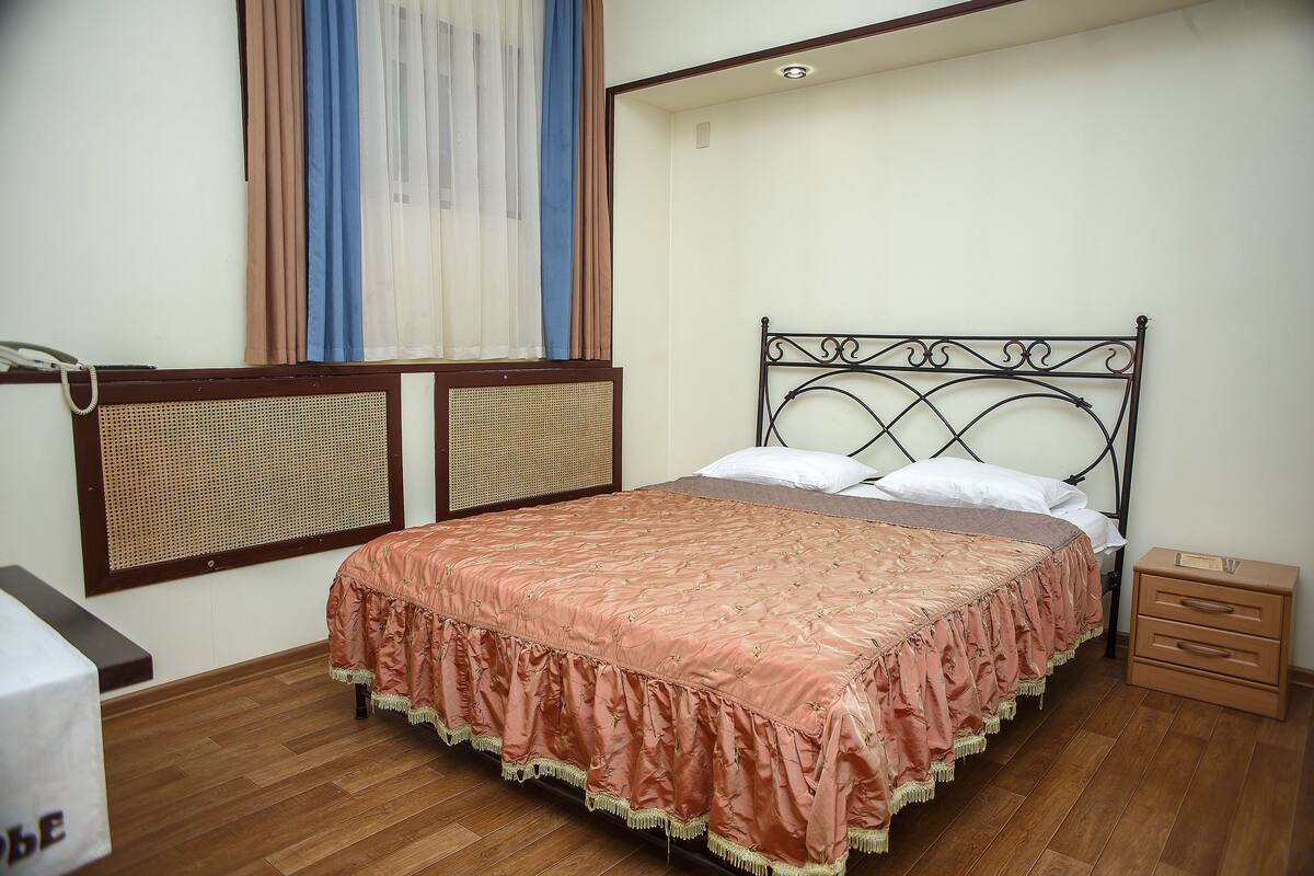 Quarto casal superior, 1 cama King | Roupas de cama premium, escrivaninha, quartos à prova de som