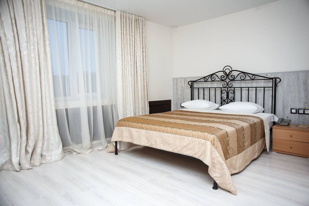 Quarto casal standard de uso individual, 1 cama Queen | Roupas de cama premium, escrivaninha, quartos à prova de som