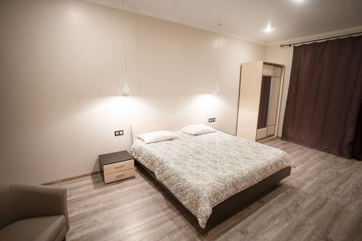 Casa superior, 2 quartos | Roupas de cama premium, escrivaninha, quartos à prova de som