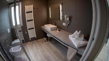 Chambre Supérieure | Salle de bain | Douche, articles de toilette gratuits, sèche-cheveux, bidet