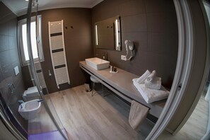 Superior Room | Bathroom | Shower, free toiletries, hair dryer, bidet