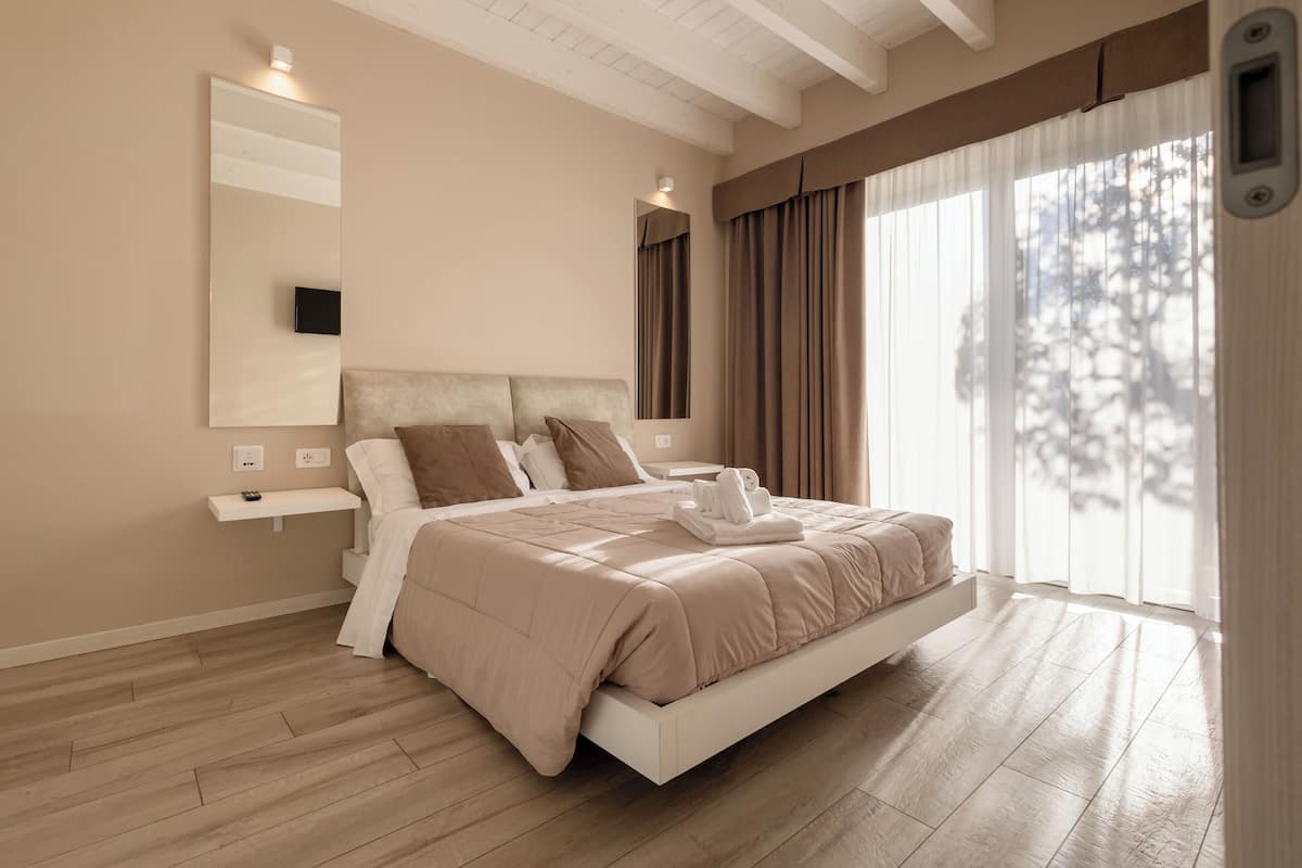 Departamento superior, 1 habitación | Ropa de cama de alta calidad y caja de seguridad en la habitación
