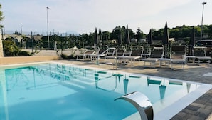 Outdoor pool, open 9:00 AM to 7:00 PM, pool umbrellas, pool loungers - Aurora ApartHotel (Peschiera del Garda)