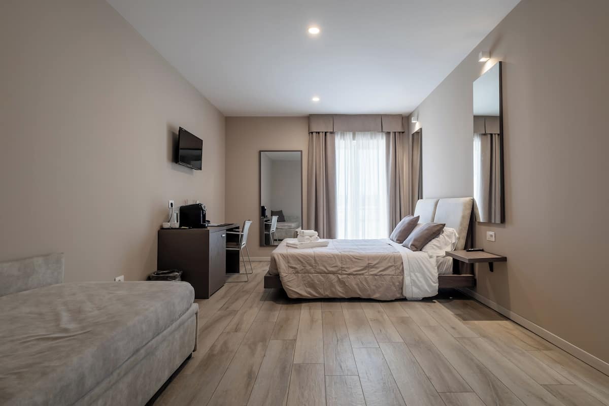 Habitación superior | Ropa de cama de alta calidad y caja de seguridad en la habitación