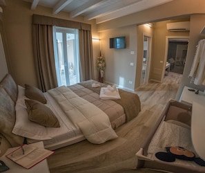Apartamento superior, 2 quartos | Roupas de cama premium, cofres nos quartos, quartos à prova de som