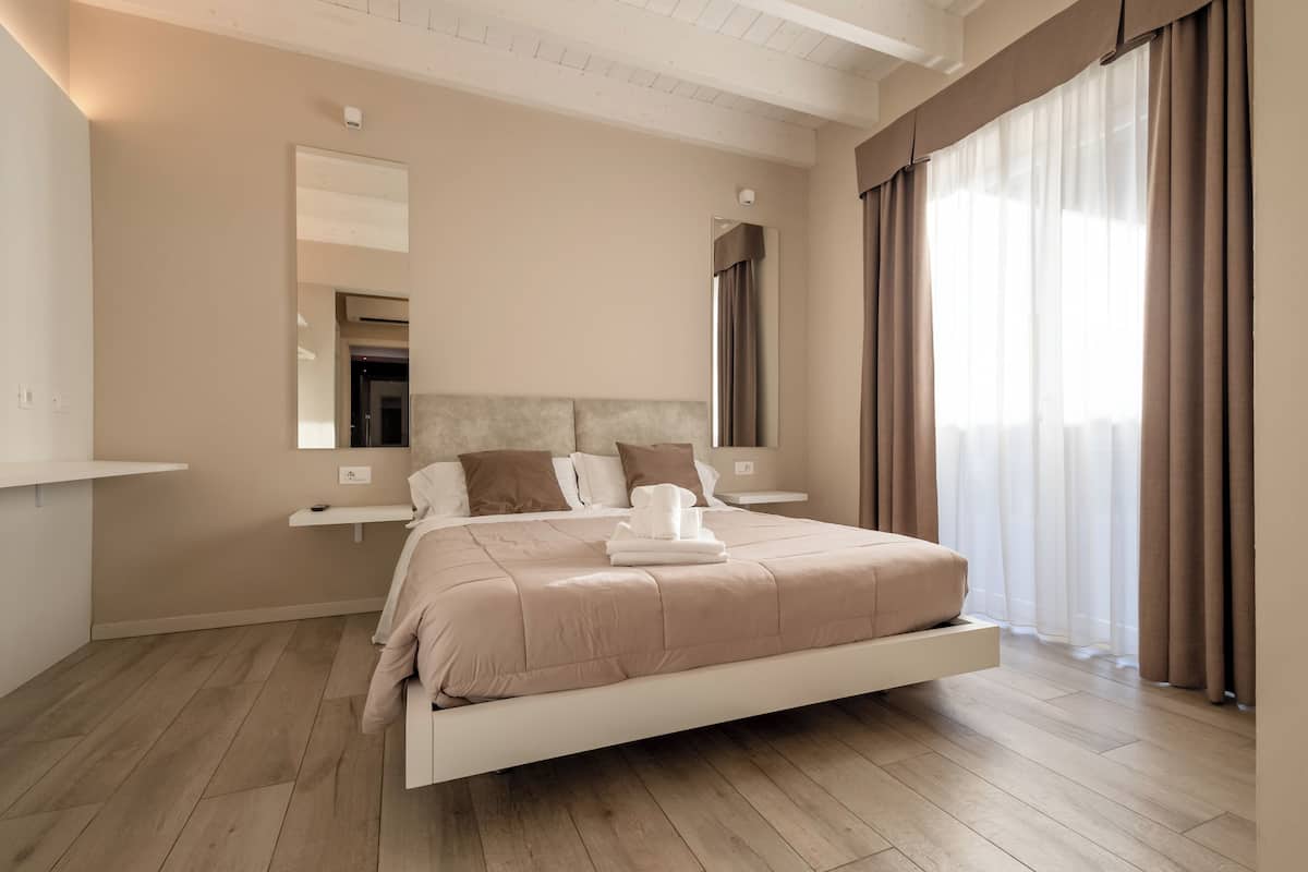 Departamento superior, 2 habitaciones | Ropa de cama de alta calidad y caja de seguridad en la habitación