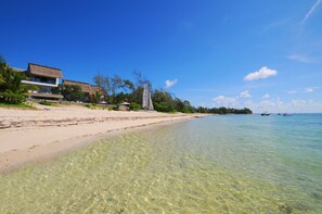 Am Strand, weißer Sandstrand