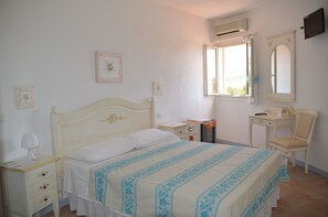 Classic-Doppel- oder -Zweibettzimmer, Hügelblick | Minibar, Zimmersafe, Schreibtisch, kostenloses WLAN