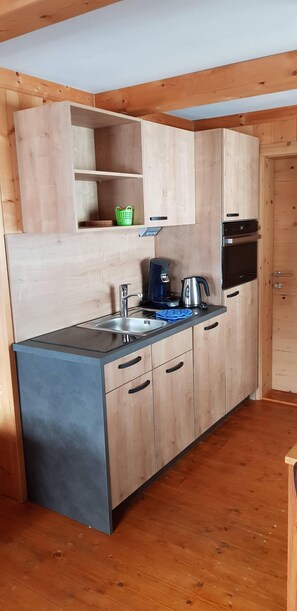 Basic Studio, 1 Queen Bed, Mountain View, Slope side | Private kitchen | Fridge, microwave, stovetop, dishwasher - Fasserhof (Bramberg am Wildkogel)