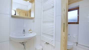 Standard Condo, 3 Bedrooms, Non Smoking, Slope side (+150 EUR Cleaning Fees) | Kemudahan bilik mandi | Pancuran mandi, pengering rambut, tuala disediakan