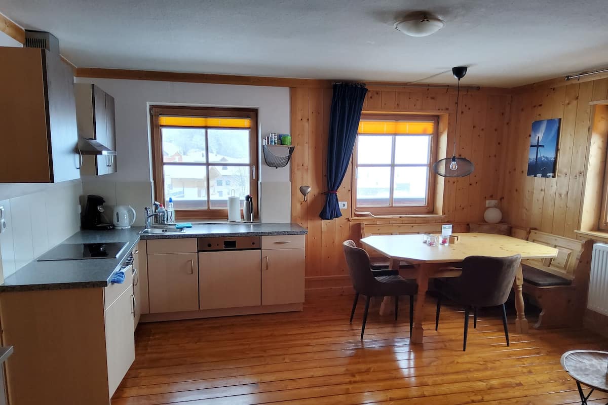 Klassiek appartement, 1 slaapkamer, op tussenverdieping (additional end cleaning fee €75) | Woonruimte | Een flatscreentelevisie en een tafeltennistafel