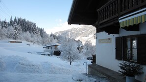 Un pueblo cubierto de nieve con arquitectura tradicional, un letrero que dice 