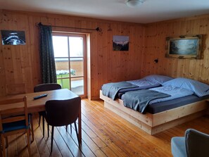 1 chambre, décoration personnalisée, ameublement personnalisé, bureau