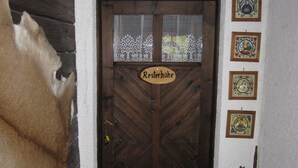 Una puerta de madera con un letrero que dice 