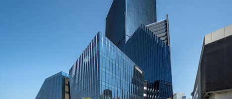 Un edificio moderno con fachada de vidrio y el nombre "AIRSIDE" visible en la estructura.