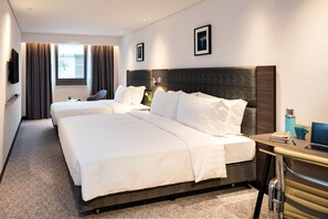 In-room safe, desk, laptop workspace, iron/ironing board - Camlux Hotel (Kowloon)