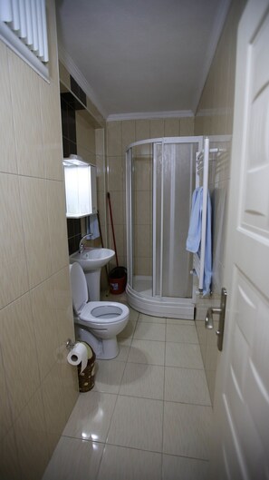 Family Apartment, 2 Bedrooms, Sea View, Sea Facing | Bathroom | Shower, free toiletries, hair dryer, towels - Elmas Apart Hotel Trabzon (Trabzon)