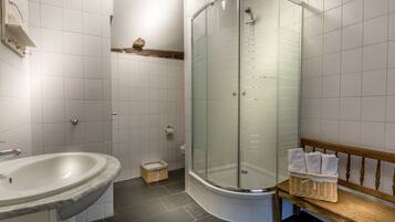 Family Room | Bathroom | Free toiletries, hair dryer, towels