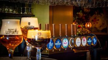 Un bar con sistema de grifo de cerveza que ofrece varias marcas.