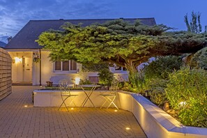 Outdoor dining - Beautiful apartment (sleeps 6) with secure parking in private grounds (Edinburgh)