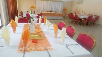 Breakfast, lunch, dinner served; local and international cuisine