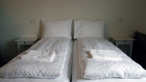 Family Room | Premium bedding, blackout drapes, soundproofing, cribs (surcharge) - Havarí Hostel (Djupivogur)