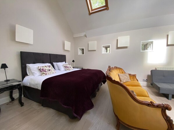 Luxury Studio (Apartment) | Individually decorated, individually furnished, laptop workspace - Toadhall Rooms (Stonehaven)