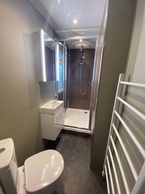 Deluxe Double or Twin Room, Garden View | Bathroom | Shower, free toiletries, towels, shampoo - Toadhall Rooms (Stonehaven)