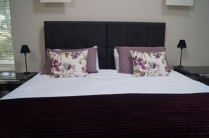 Luxury Studio (Apartment) | Individually decorated, individually furnished, laptop workspace - Toadhall Rooms (Stonehaven)