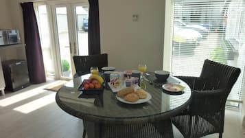 Luxury Studio (Apartment) | Private kitchen | Fridge, microwave, coffee/tea maker, electric kettle