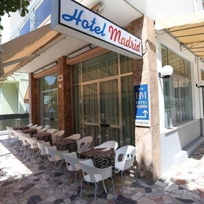 Dîner et souper servis sur place, cuisine locale