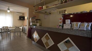 Aperto a pranzo e cena, cucina locale