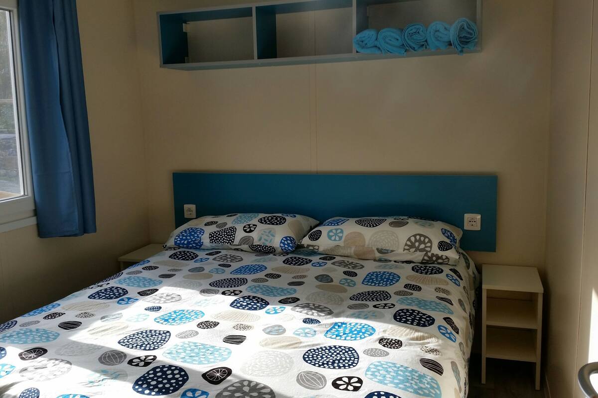 1 bedroom, premium bedding, iron/ironing board, free cots/infant beds