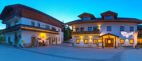 Façade de l’hébergement - soirée/nuit