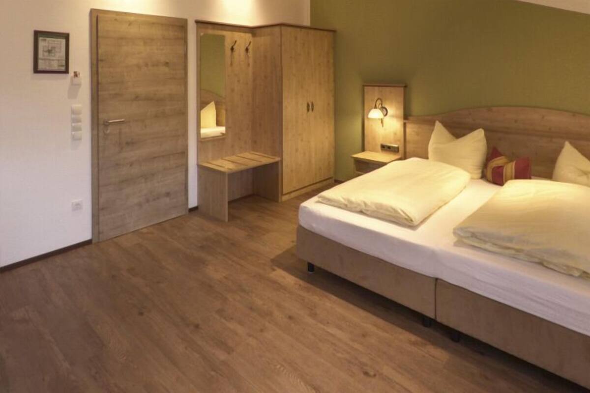Camera doppia | Biancheria da letto ipoallergenica, una scrivania, insonorizzazione
