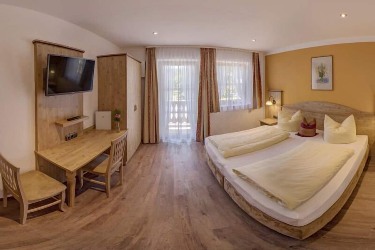 Biancheria da letto ipoallergenica, una scrivania, insonorizzazione