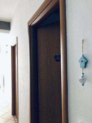 Kamar Triple Ekonomi | Seprai premium dan dilengkapi dengan perabotan berbeda-beda